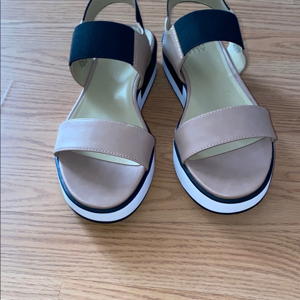 Flatform Sandals - Picture 2 of 4